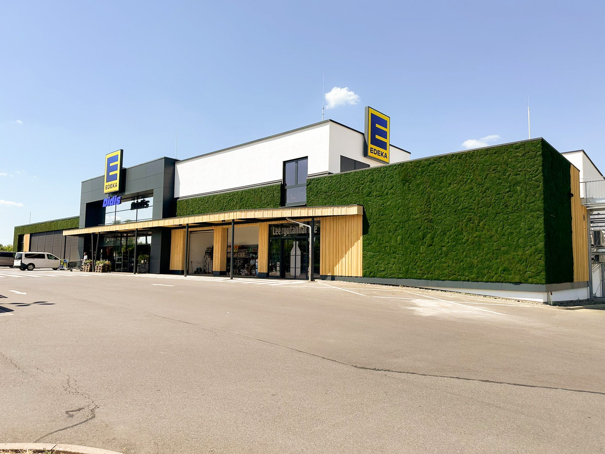 Greenovation Fassadenbegrünung aus konserviertem Moos am EDEKA-Markt Kürnach