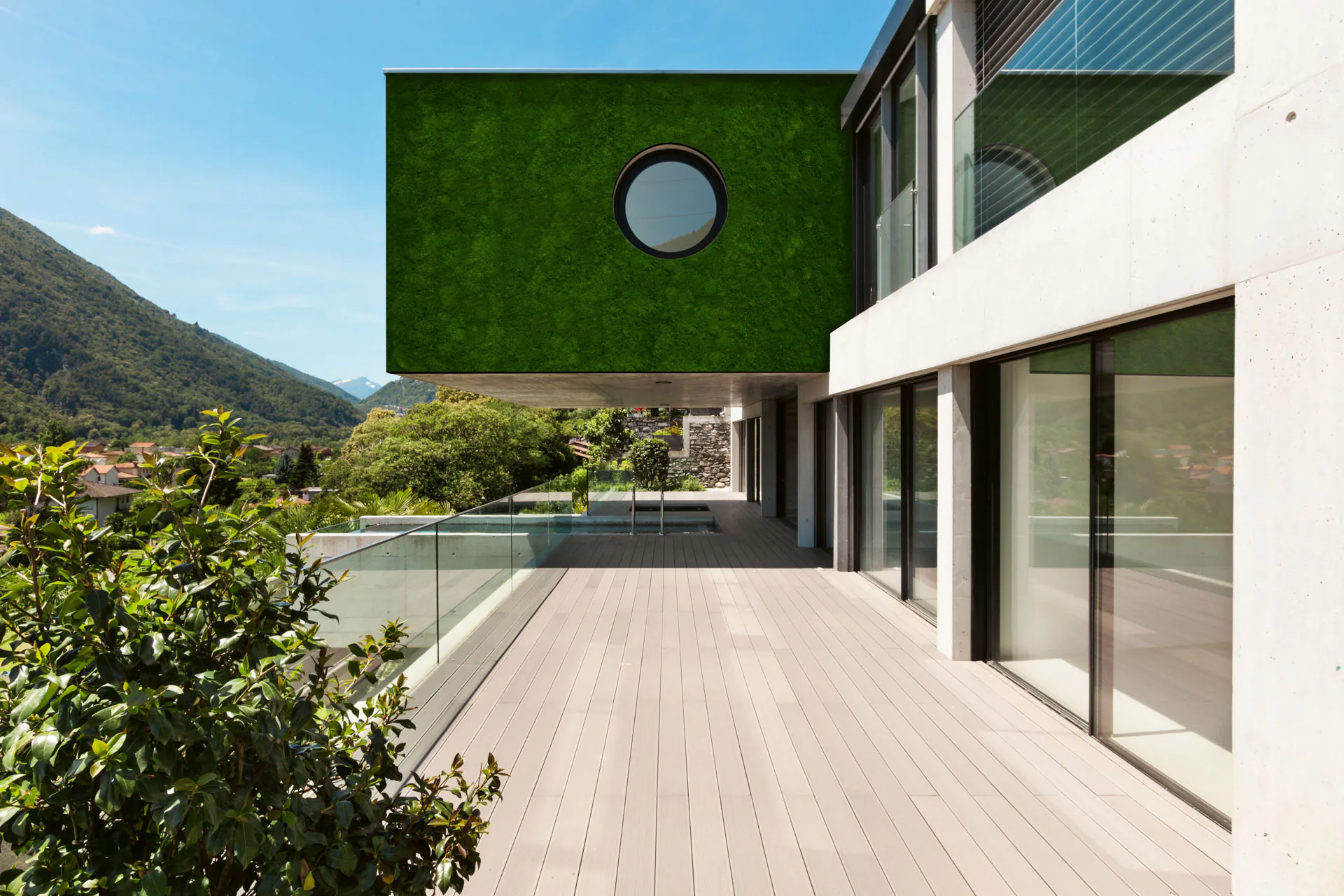 Greenovation · Terrasse mit Bergblick — Fassadenbegrünung mit konserviertem Moos
